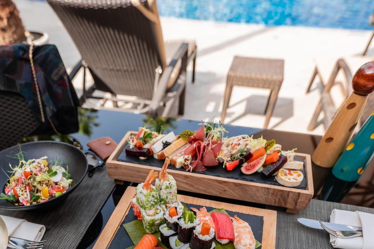Jumeirah Creekside Dubai Esterno foto Sushi at the pool