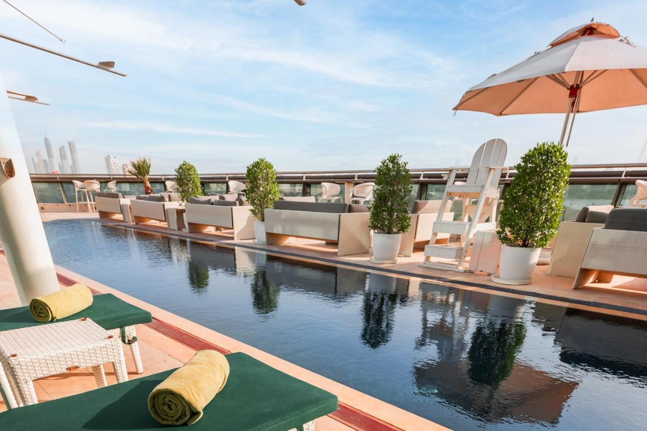 Jumeirah Creekside Dubai Esterno foto Rooftop pool at the hotel