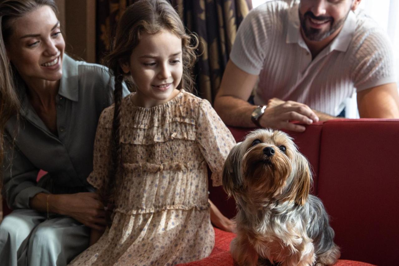 Jumeirah Creekside Dubai Esterno foto Princess Isabella with her parents