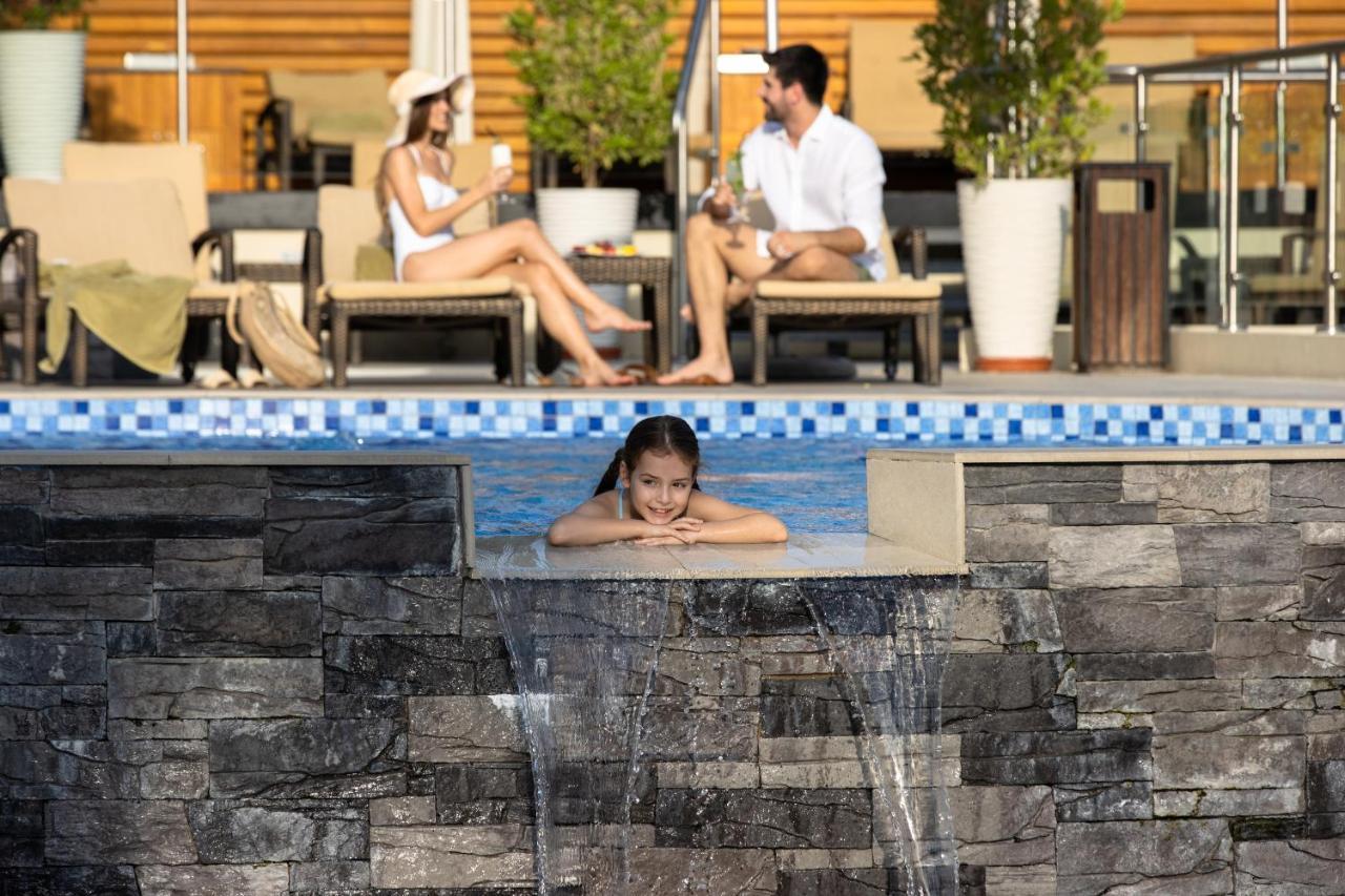Jumeirah Creekside Dubai Esterno foto The swimming pool at the hotel