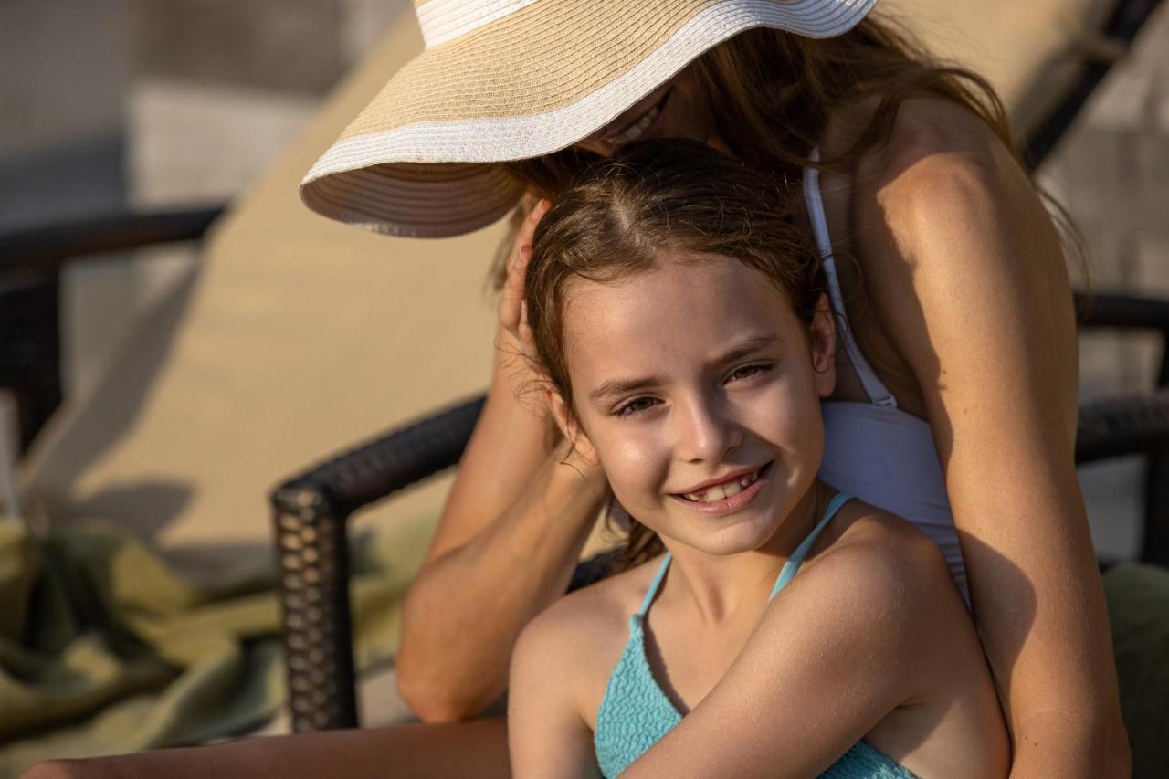 Jumeirah Creekside Dubai Esterno foto A girl with her mother