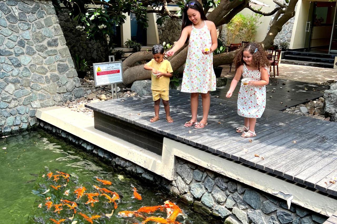 Jumeirah Creekside Dubai Esterno foto The Koi Pond at the resort