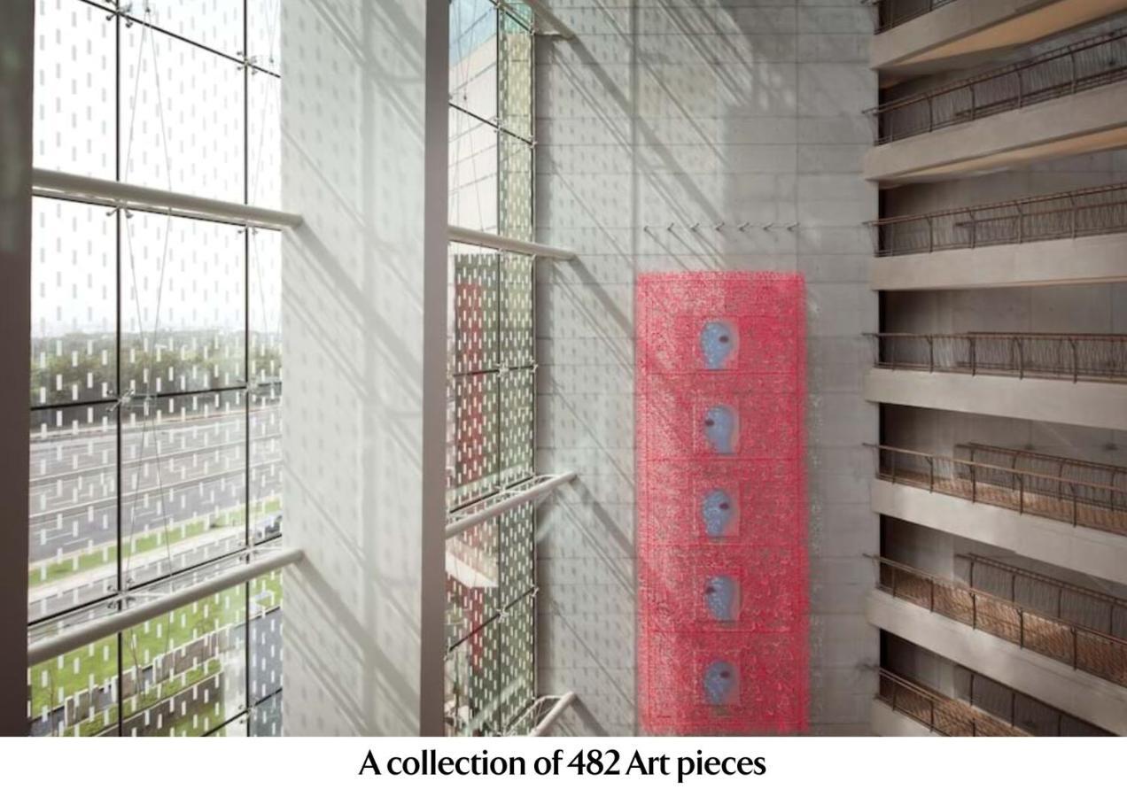 Jumeirah Creekside Dubai Esterno foto A collection of 482 art pieces