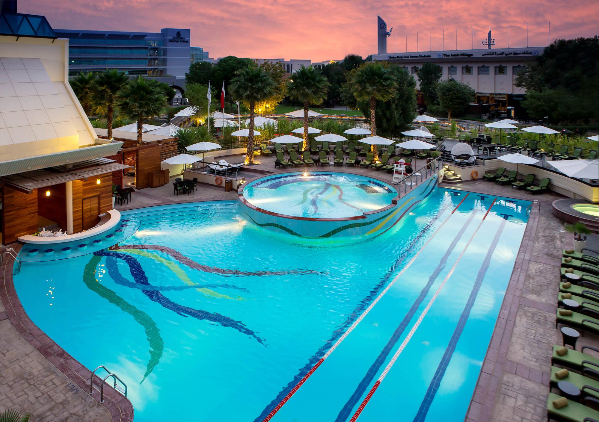 Jumeirah Creekside Dubai Esterno foto The pool at the Hilton Tel Aviv