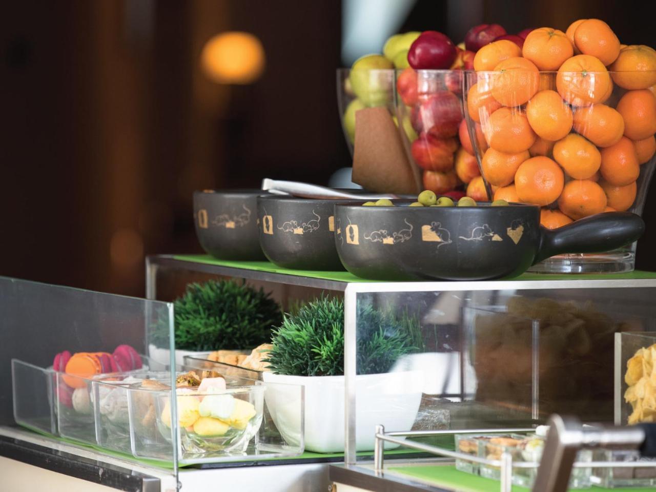 Jumeirah Creekside Dubai Esterno foto A buffet at a hotel