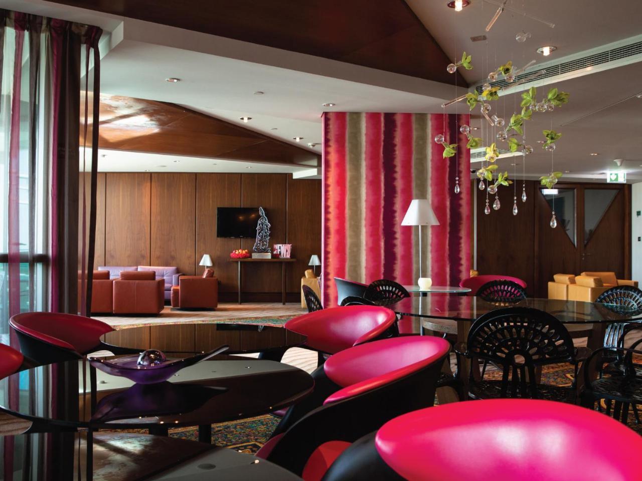 Jumeirah Creekside Dubai Esterno foto The lounge at the airport