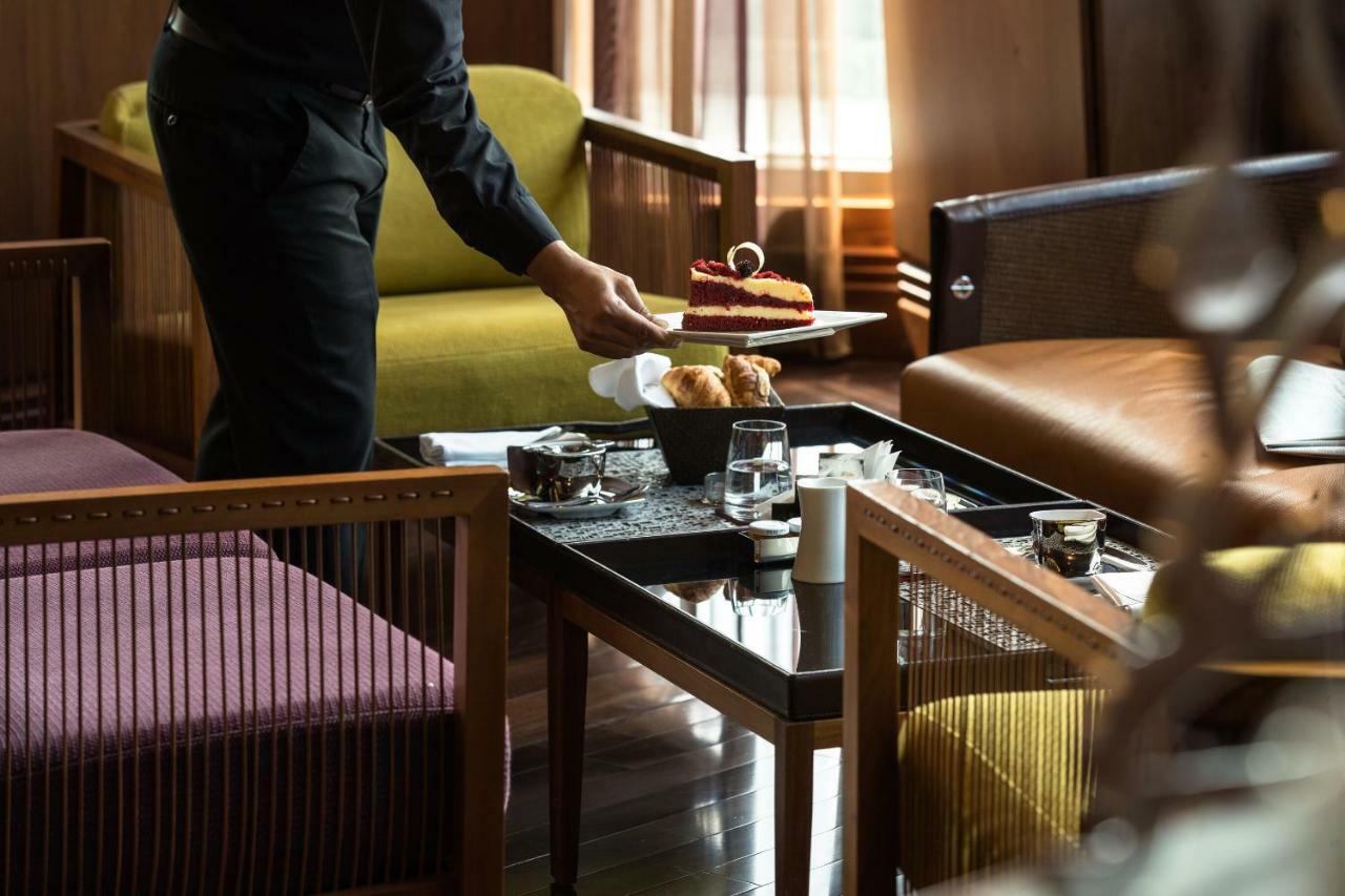 Jumeirah Creekside Dubai Esterno foto A butler serving tea at a hotel