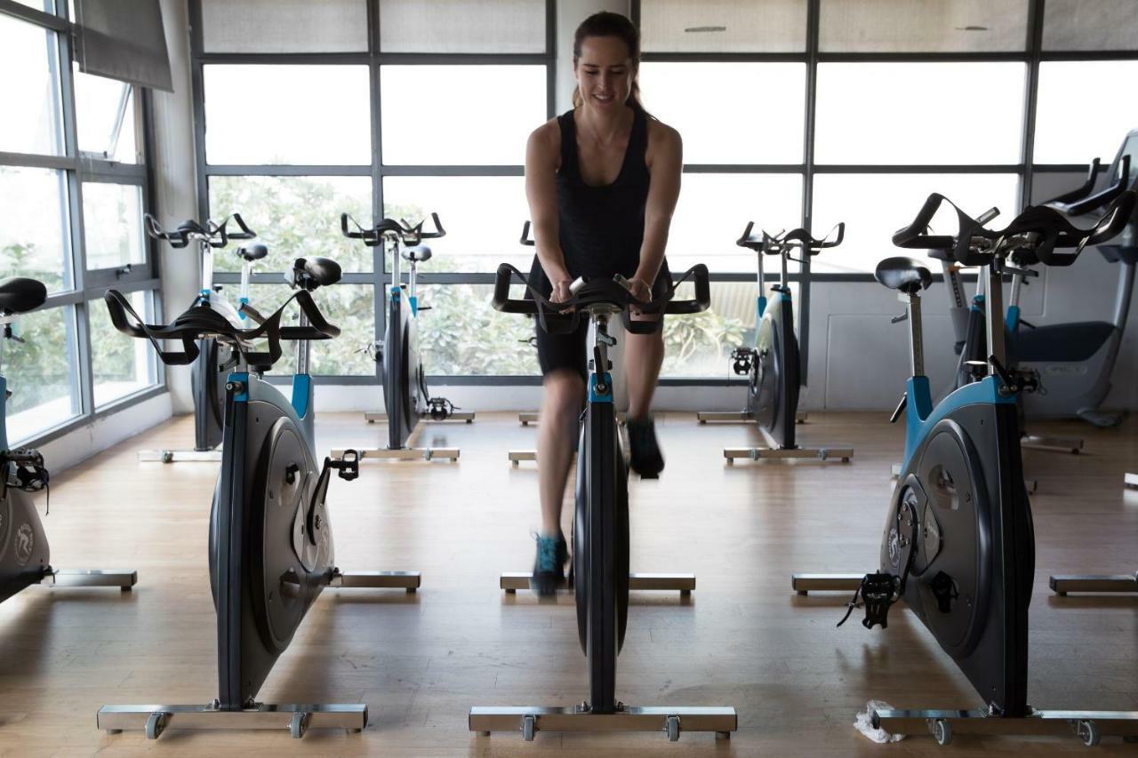 Jumeirah Creekside Dubai Esterno foto A woman on a stationary bicycle