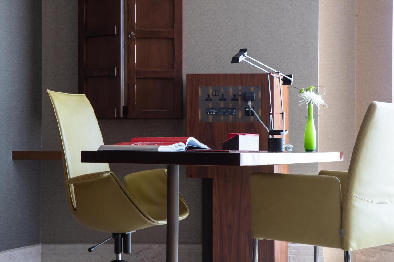 Jumeirah Creekside Dubai Esterno foto A modern office
